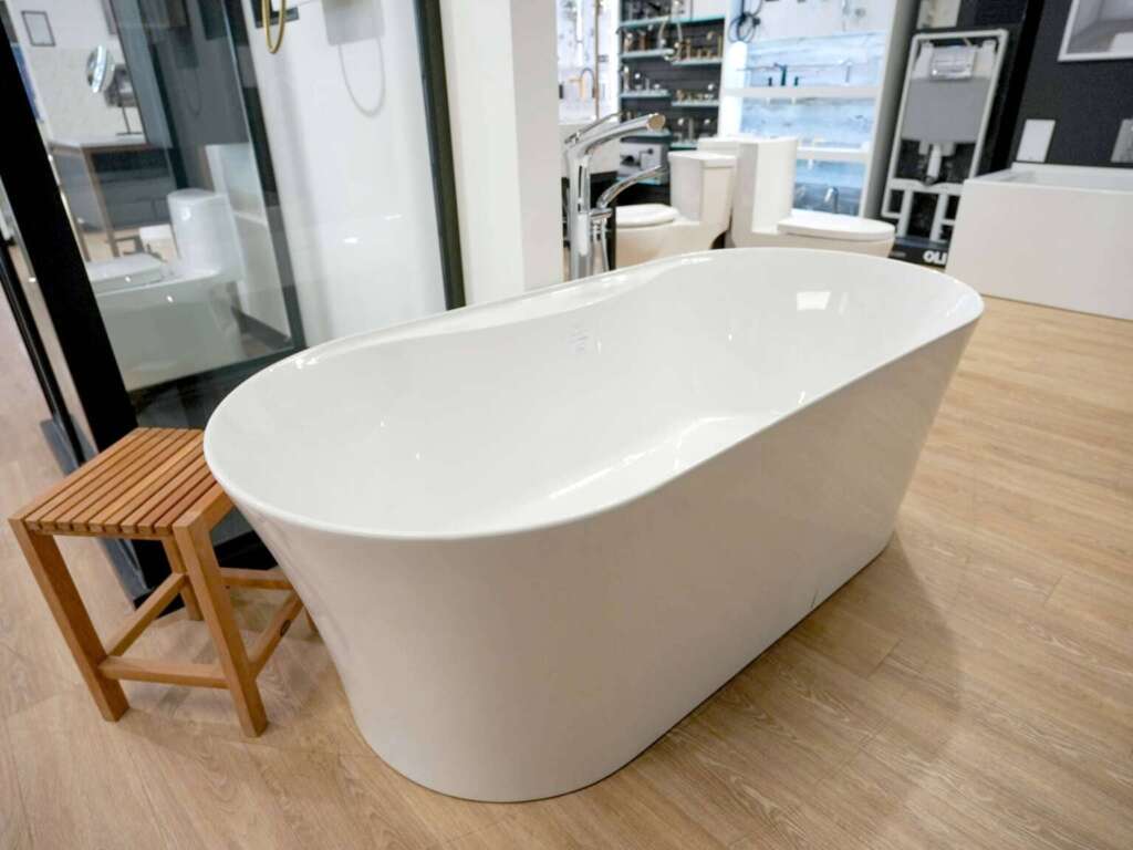 Baignoire autoportante blanche aux lignes arrondies, présentées chez Thalassa Plomberie Décorative, à Laval.