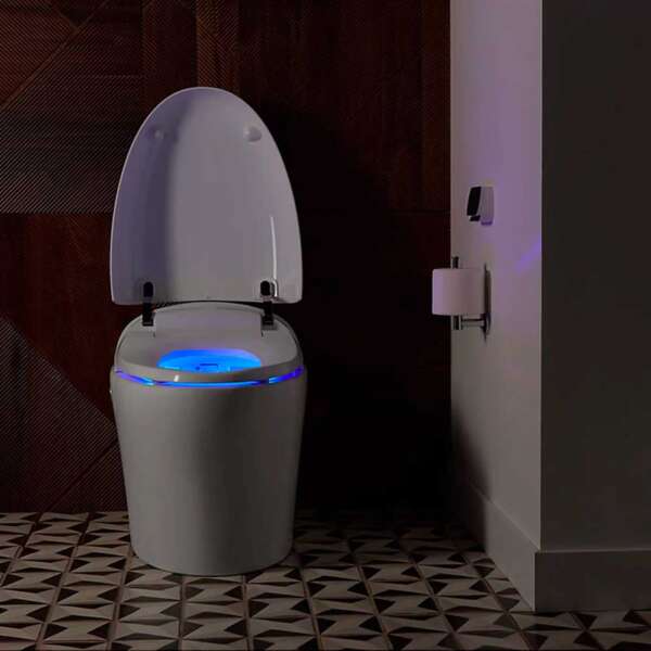 Toilette intelligente Karing de Kohler dans un décor sombre avec éclairage de cuvette bleuté