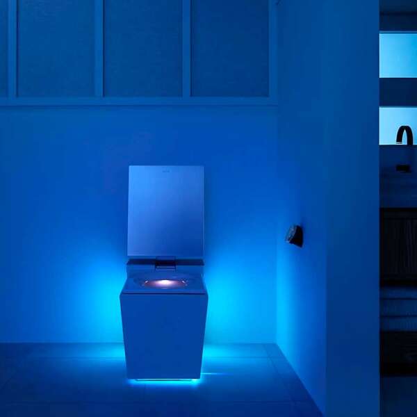 Toilette intelligente Numi 2.0 de Kohler avec éclairage de cuvette dans une salle de bain moderne, de nuit