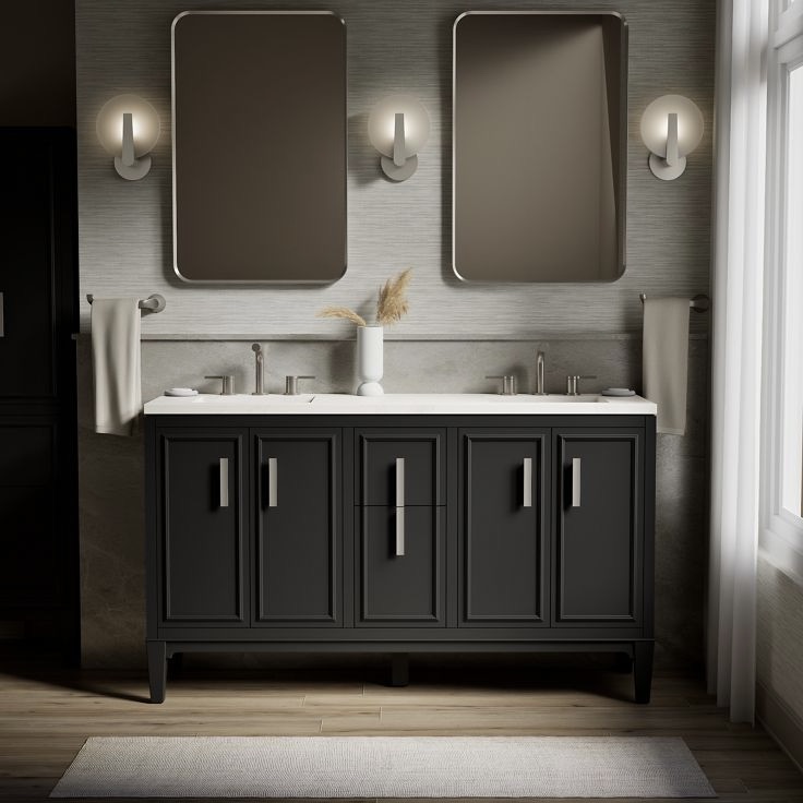 Vanité de salle de bain 60 pouces SOUTHERK au fini gris ardoise dans une salle de bain illuminée par 3 appliques murales, avec 2 miroirs au mur et de jolies décorations sur le comptoir