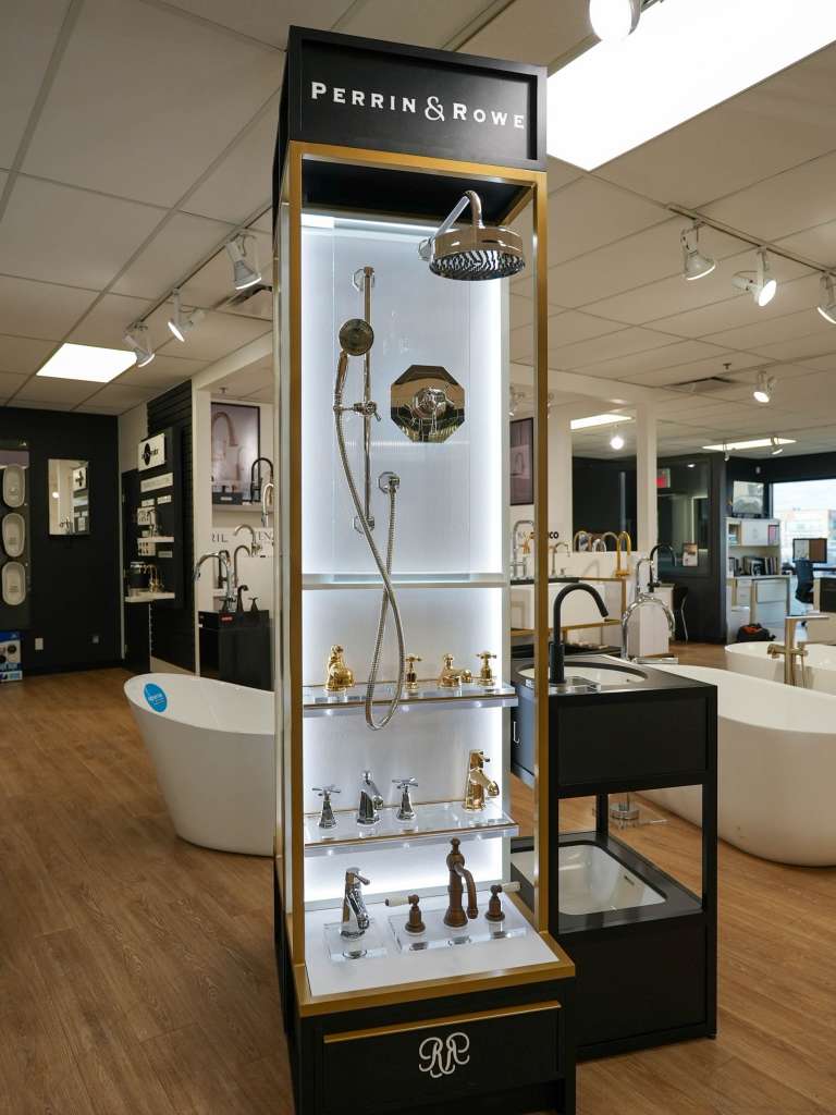 Robinets de salle de bain de la collection Perrin & Rowe exposé dans un présentoir chez Thalassa Laval