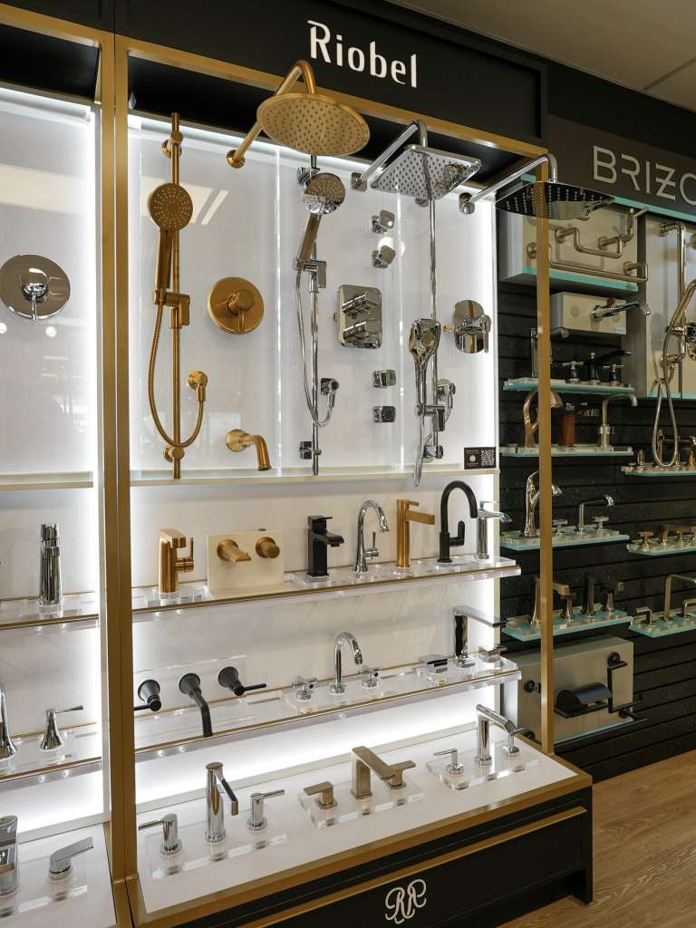 Robinets de salle de bain Riobel aux finis dorés, noirs et chrome, exposés chez Thalassa Laval